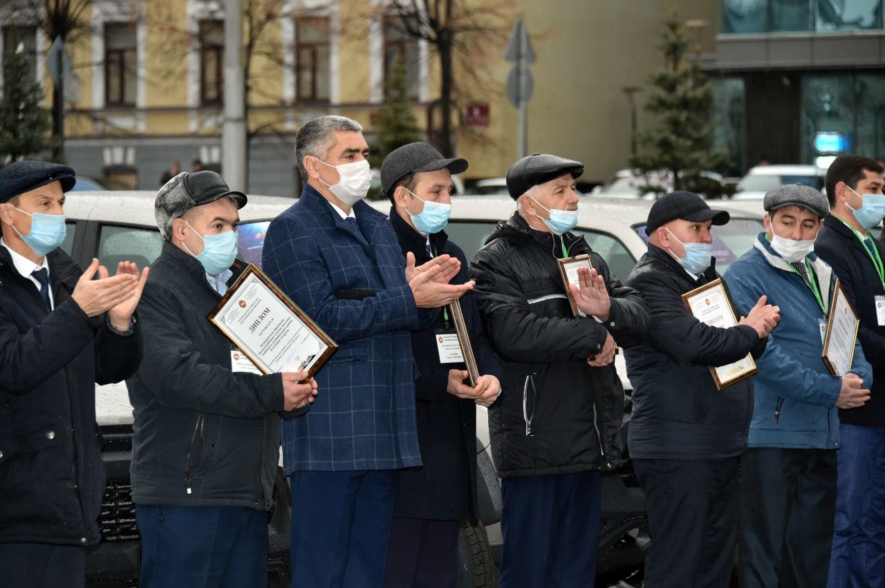 Татарстан Конституциясе көнендә Иске Байсар, Әтәс һәм Уразай җирлеге башлыклары автомобиль белән бүләкләнде