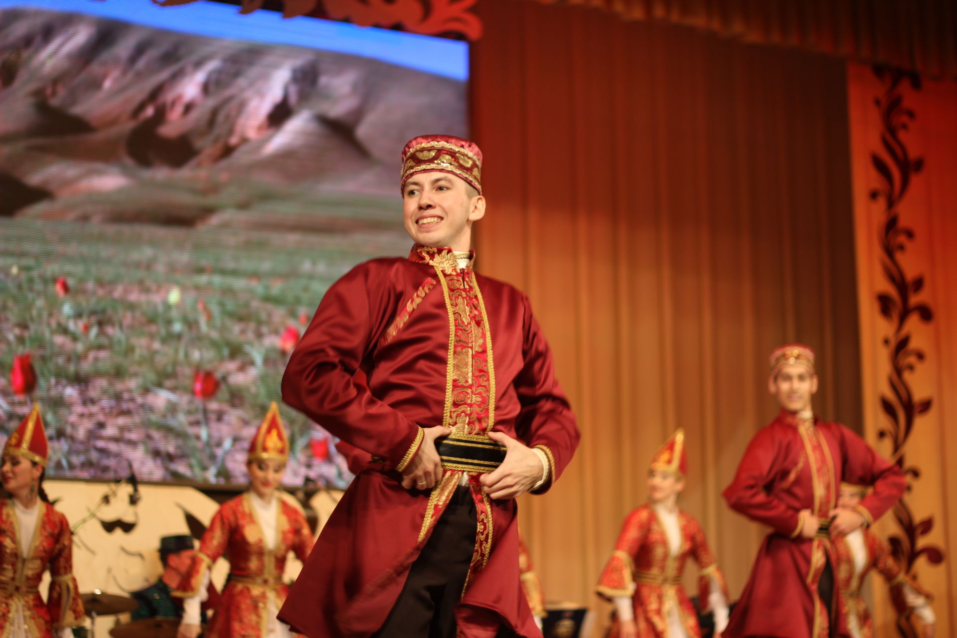 "Агыйдел" Дәүләт җыр һәм бию ансамбле бүген район мәдәният йортына дусларын җыйды (фоторепортаж)