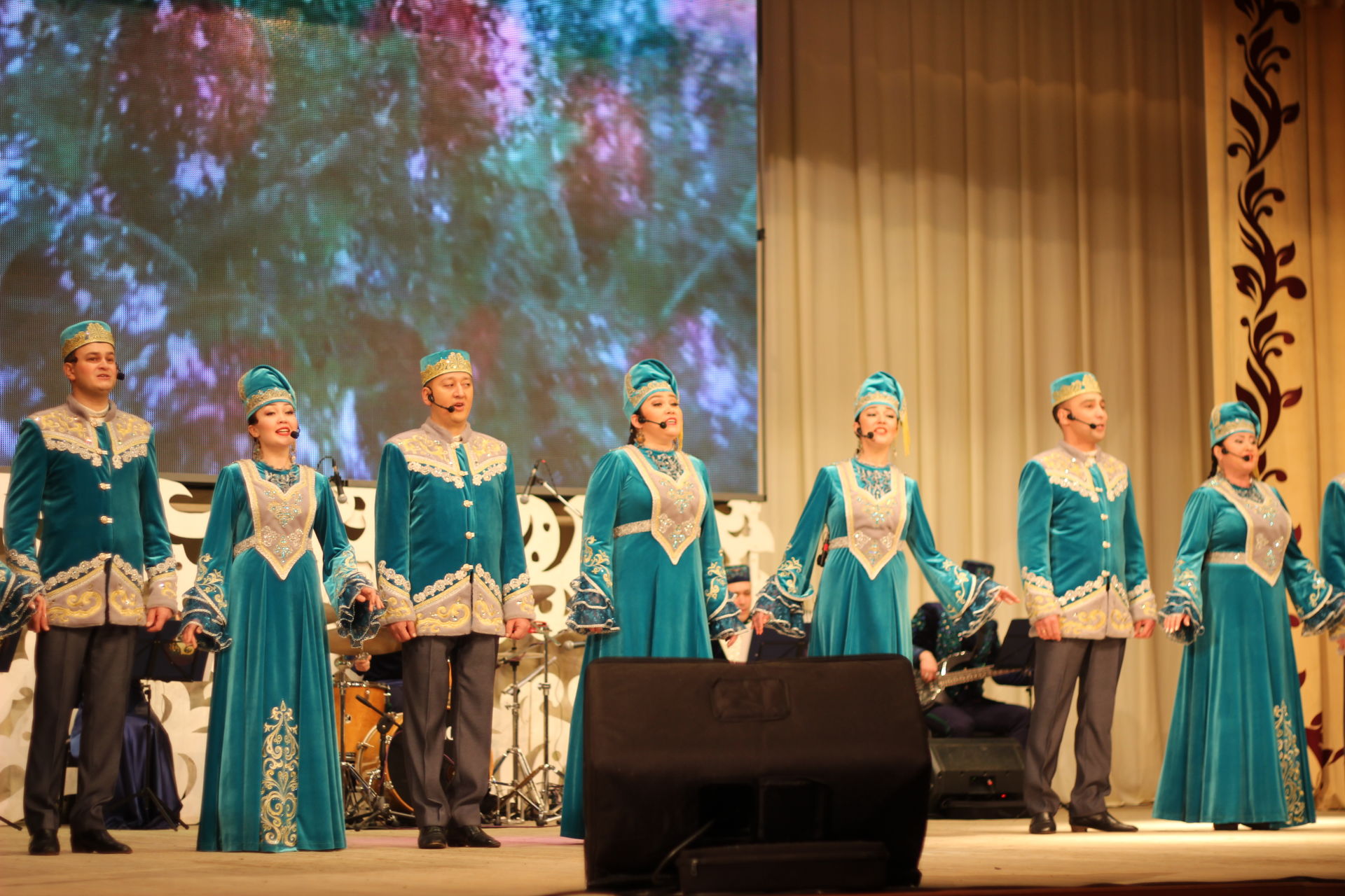 "Агыйдел" Дәүләт җыр һәм бию ансамбле бүген район мәдәният йортына дусларын җыйды (фоторепортаж)