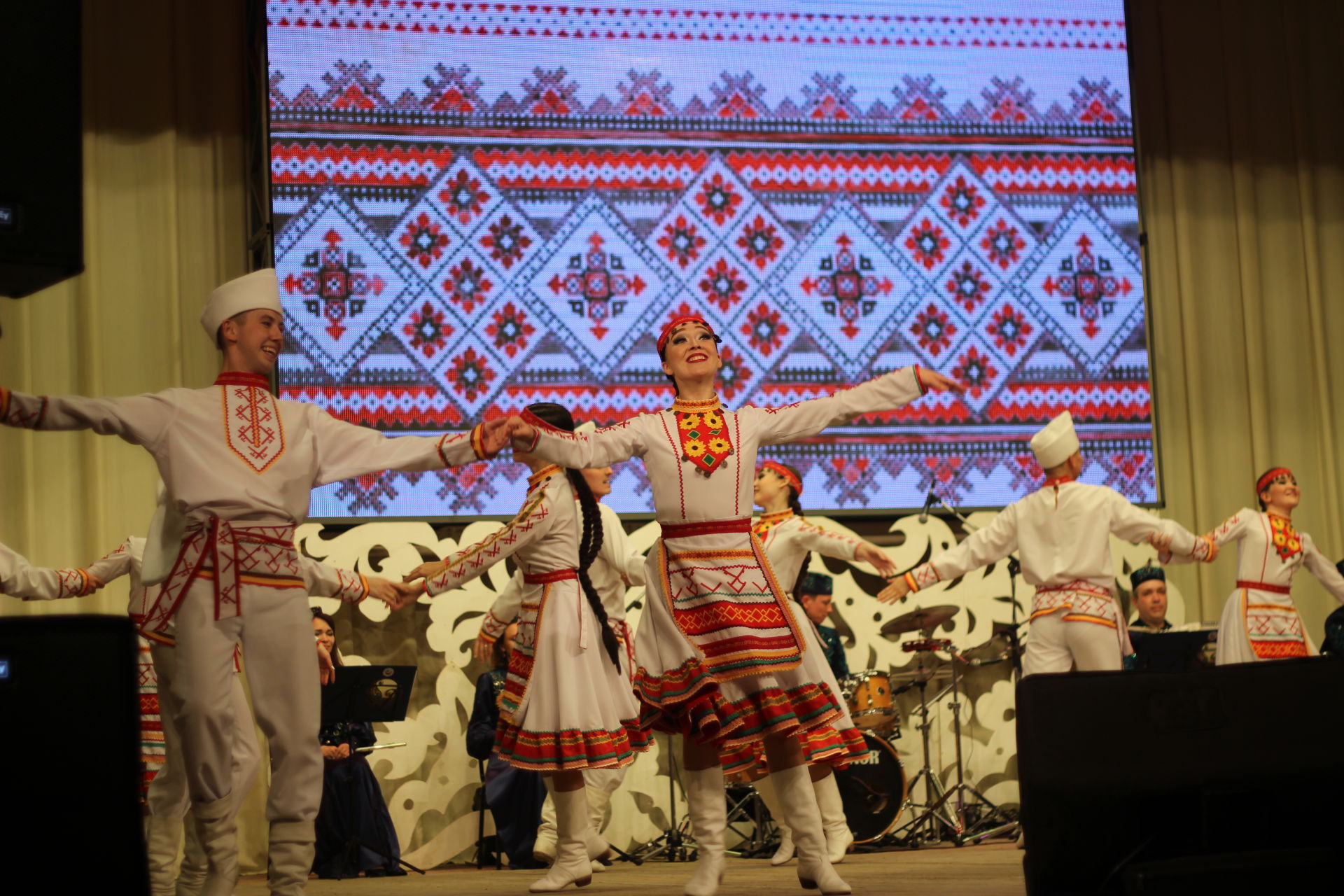 "Агыйдел" Дәүләт җыр һәм бию ансамбле бүген район мәдәният йортына дусларын җыйды (фоторепортаж)