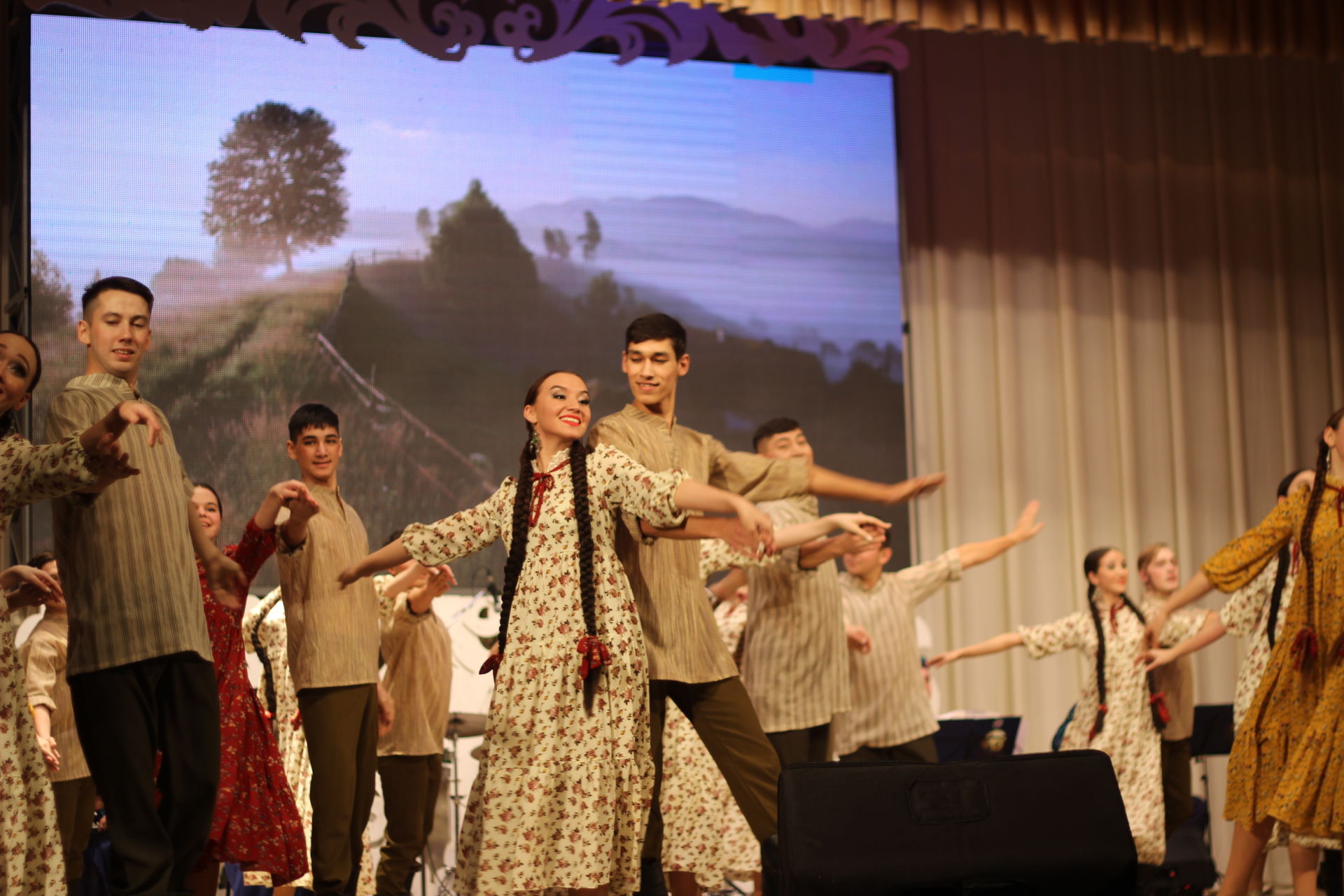 "Агыйдел" Дәүләт җыр һәм бию ансамбле бүген район мәдәният йортына дусларын җыйды (фоторепортаж)