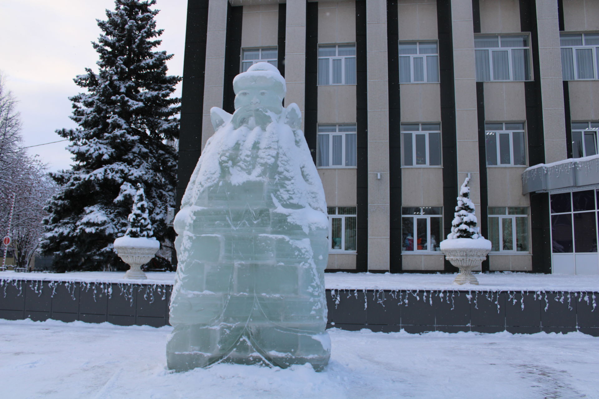 Актанышның үзәк чыршысы 24 декабрьдә ачылачак: Чыршыны укучыларның рәсемнәре бизи