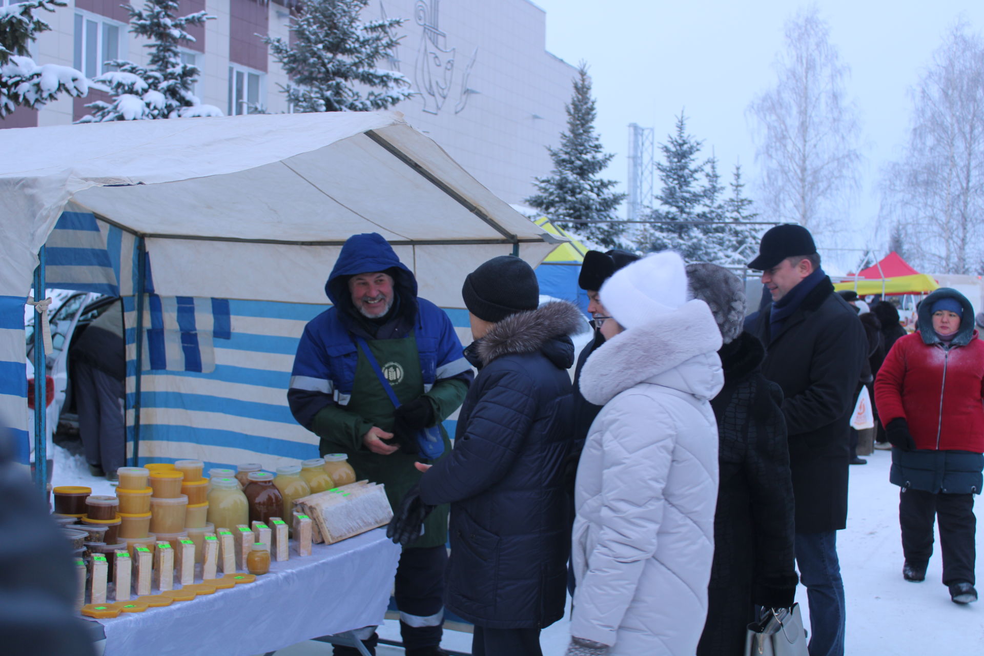 Бүген Яңа ел бәйрәме алдыннан традициягә әверелгән авыл хуҗалыгы ярминкәсе уза (фоторепортаж)