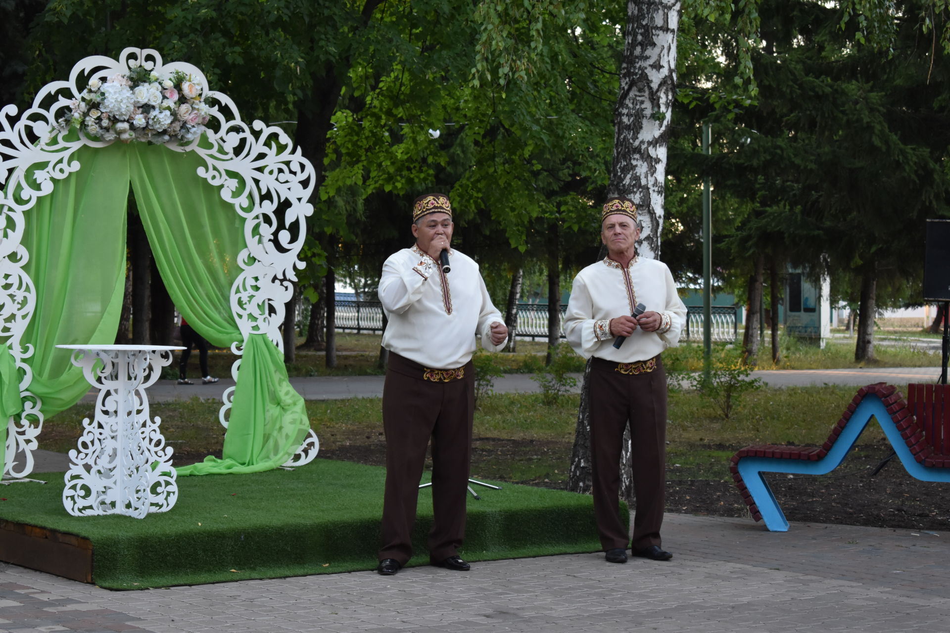 ПАР БАЛДАКЛАР АЛАР- ВӘГЪДӘЛӘШКӘН ПАРЛАР: Бүген Актанышта үрнәк парларны хөрмәтләделәр (фотолар)