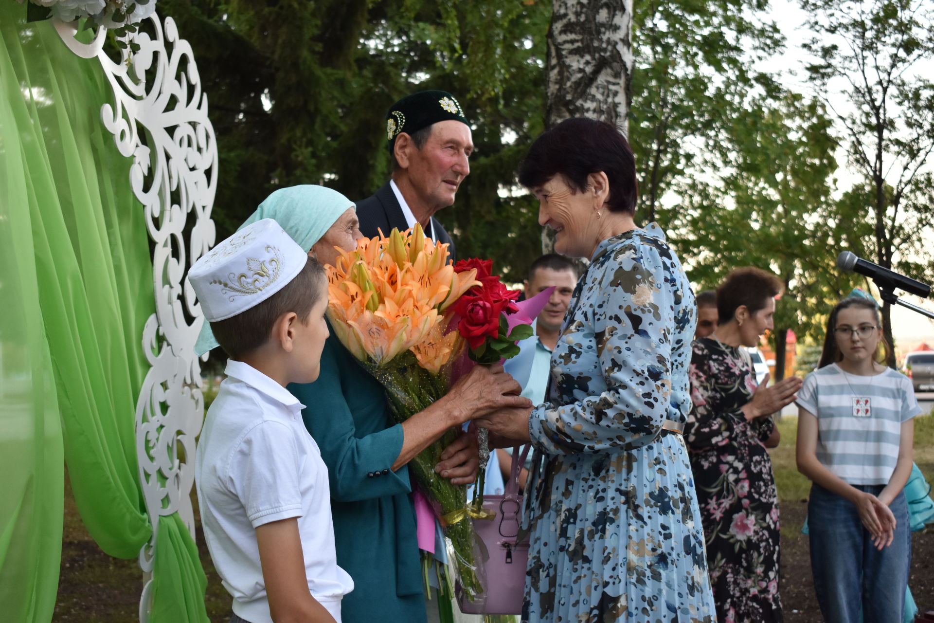 ПАР БАЛДАКЛАР АЛАР- ВӘГЪДӘЛӘШКӘН ПАРЛАР: Бүген Актанышта үрнәк парларны хөрмәтләделәр (фотолар)