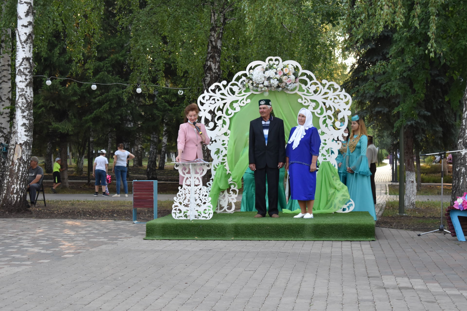 ПАР БАЛДАКЛАР АЛАР- ВӘГЪДӘЛӘШКӘН ПАРЛАР: Бүген Актанышта үрнәк парларны хөрмәтләделәр (фотолар)