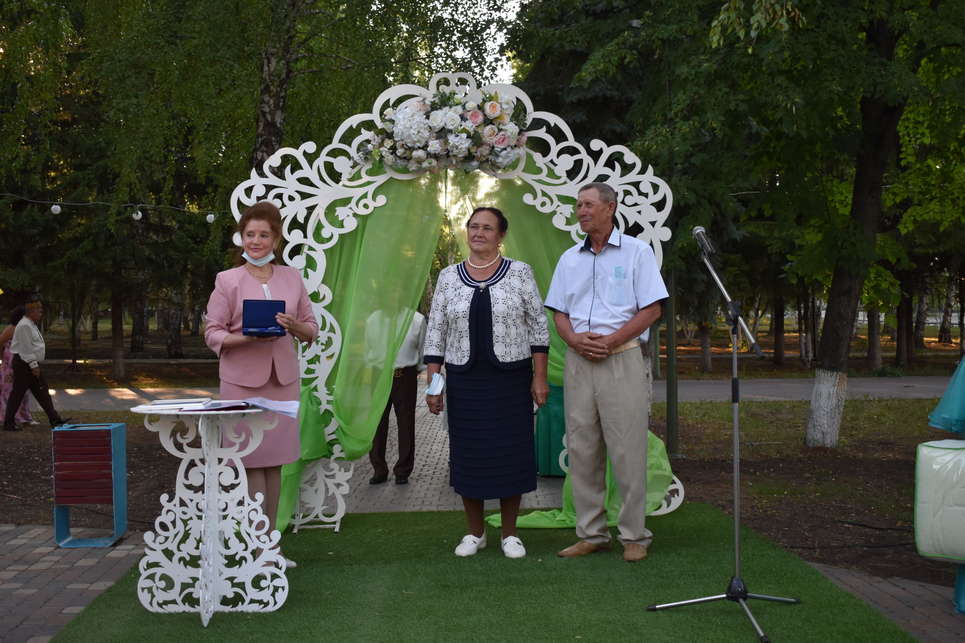 ПАР БАЛДАКЛАР АЛАР- ВӘГЪДӘЛӘШКӘН ПАРЛАР: Бүген Актанышта үрнәк парларны хөрмәтләделәр (фотолар)