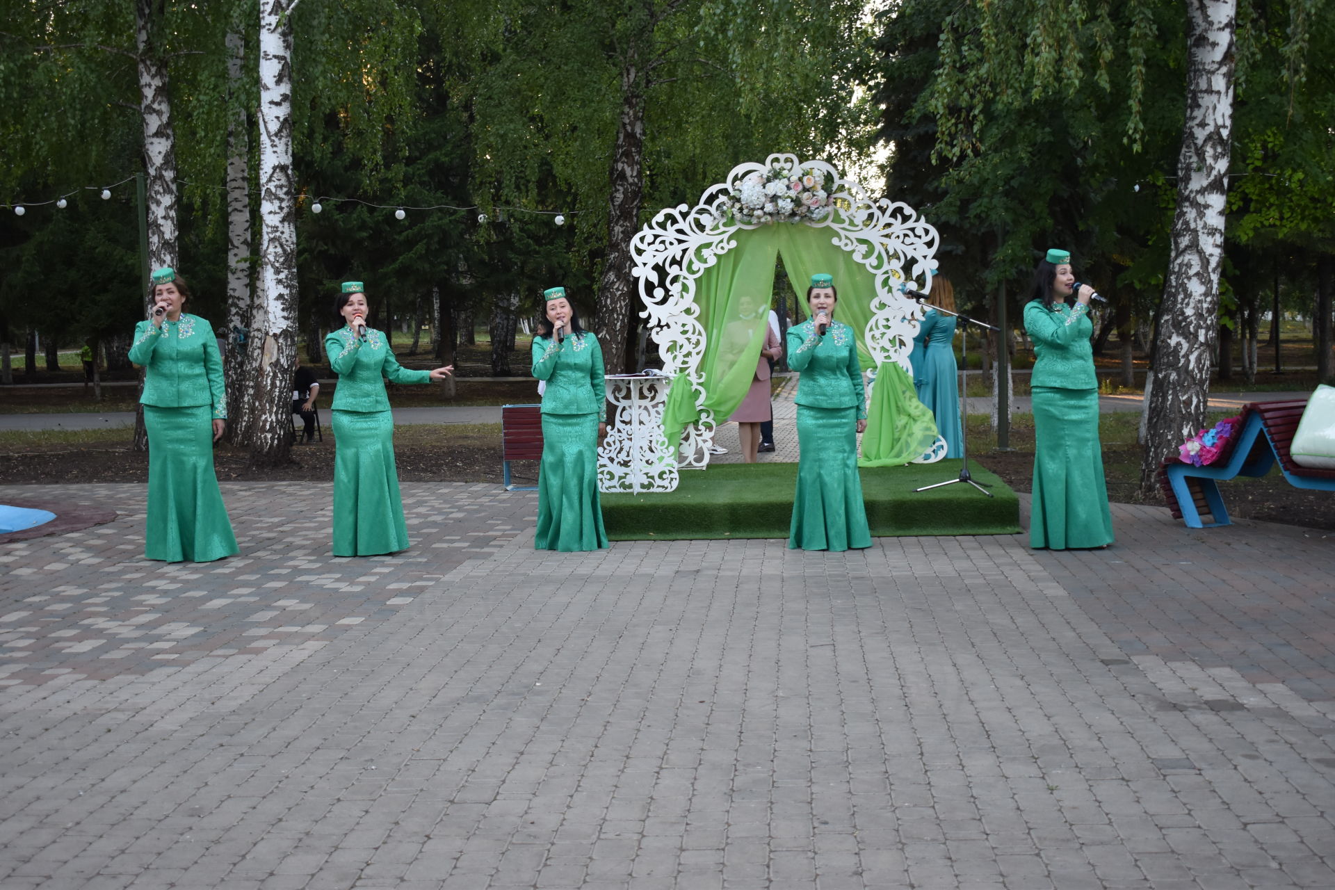 ПАР БАЛДАКЛАР АЛАР- ВӘГЪДӘЛӘШКӘН ПАРЛАР: Бүген Актанышта үрнәк парларны хөрмәтләделәр (фотолар)