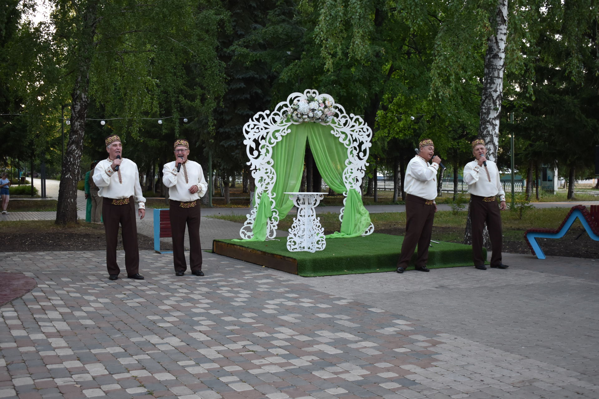 ПАР БАЛДАКЛАР АЛАР- ВӘГЪДӘЛӘШКӘН ПАРЛАР: Бүген Актанышта үрнәк парларны хөрмәтләделәр (фотолар)