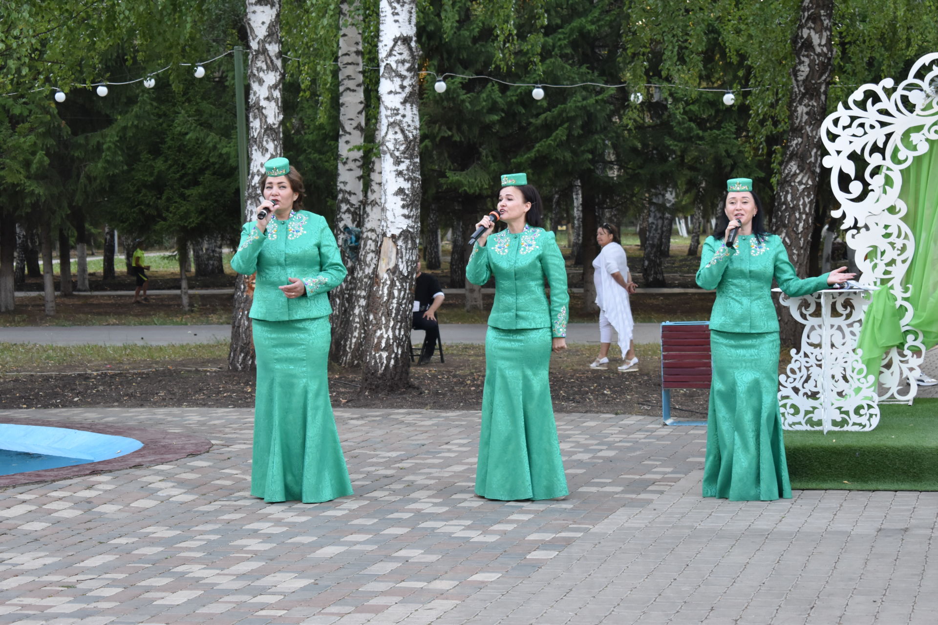 ПАР БАЛДАКЛАР АЛАР- ВӘГЪДӘЛӘШКӘН ПАРЛАР: Бүген Актанышта үрнәк парларны хөрмәтләделәр (фотолар)