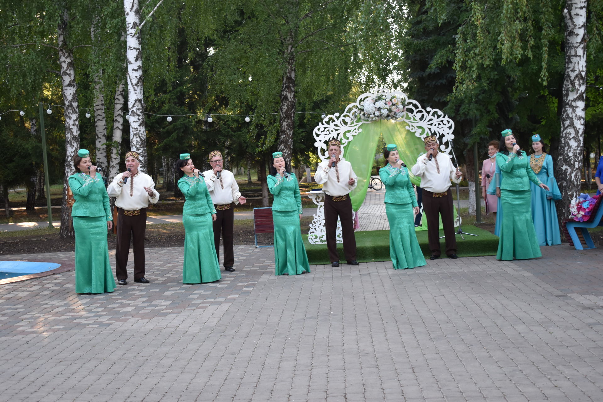 ПАР БАЛДАКЛАР АЛАР- ВӘГЪДӘЛӘШКӘН ПАРЛАР: Бүген Актанышта үрнәк парларны хөрмәтләделәр (фотолар)