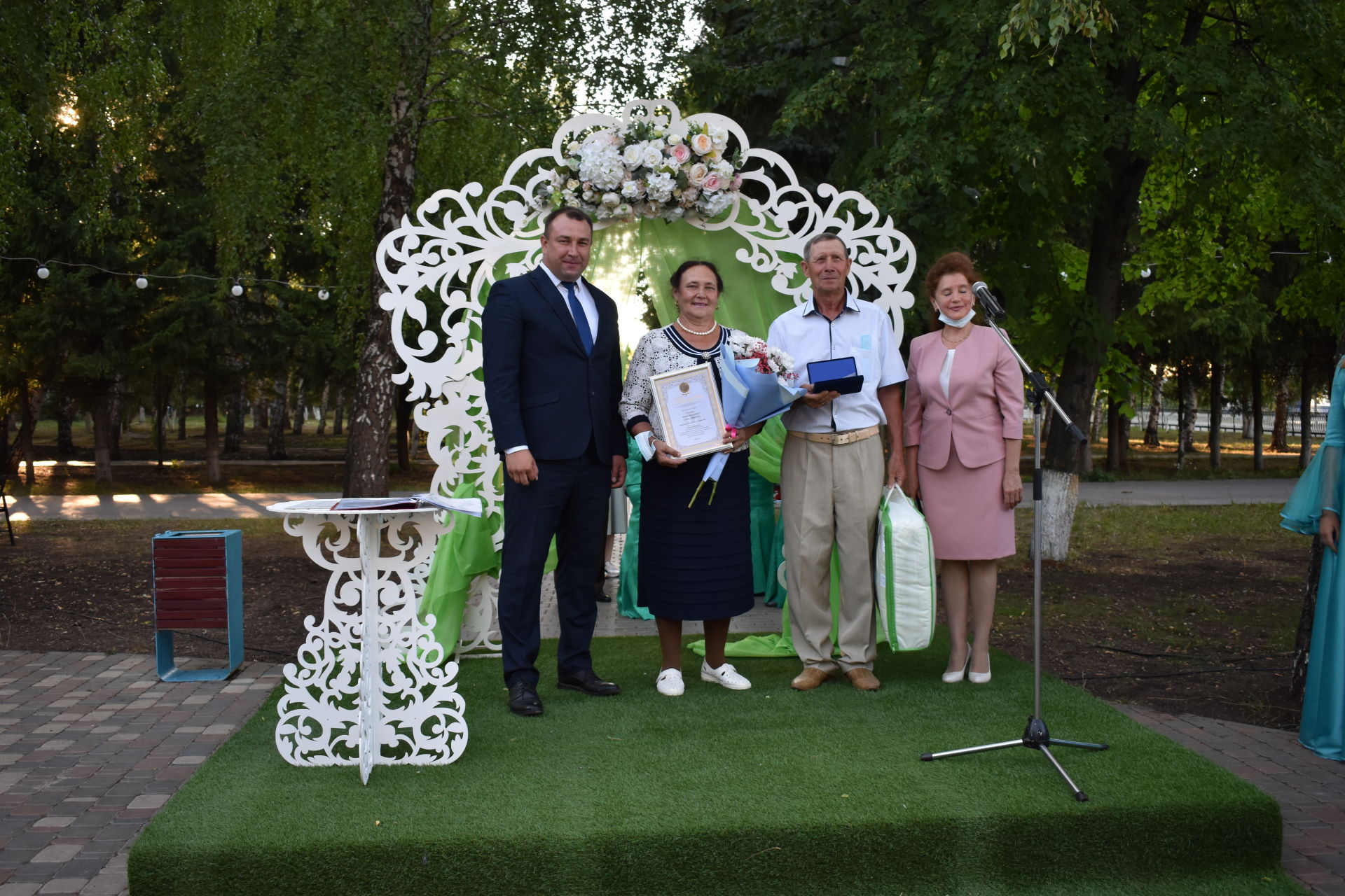 ПАР БАЛДАКЛАР АЛАР- ВӘГЪДӘЛӘШКӘН ПАРЛАР: Бүген Актанышта үрнәк парларны хөрмәтләделәр (фотолар)