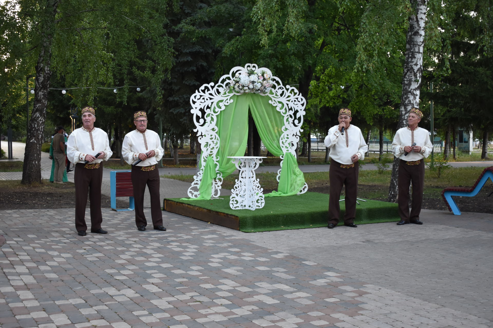 ПАР БАЛДАКЛАР АЛАР- ВӘГЪДӘЛӘШКӘН ПАРЛАР: Бүген Актанышта үрнәк парларны хөрмәтләделәр (фотолар)