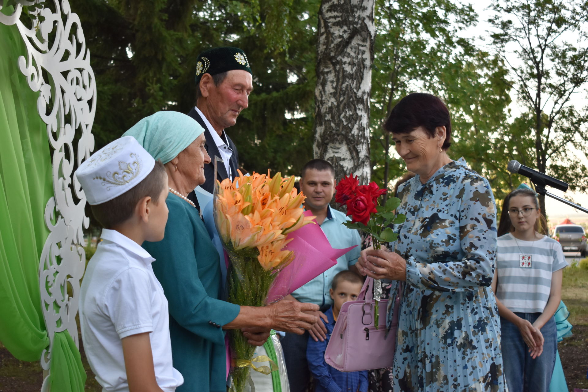 ПАР БАЛДАКЛАР АЛАР- ВӘГЪДӘЛӘШКӘН ПАРЛАР: Бүген Актанышта үрнәк парларны хөрмәтләделәр (фотолар)