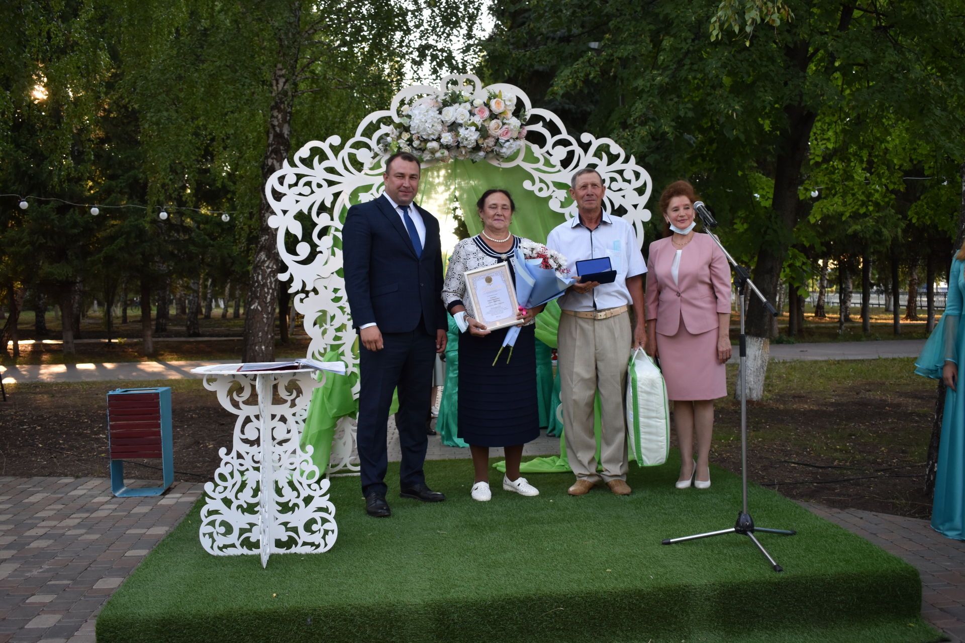 ПАР БАЛДАКЛАР АЛАР- ВӘГЪДӘЛӘШКӘН ПАРЛАР: Бүген Актанышта үрнәк парларны хөрмәтләделәр (фотолар)