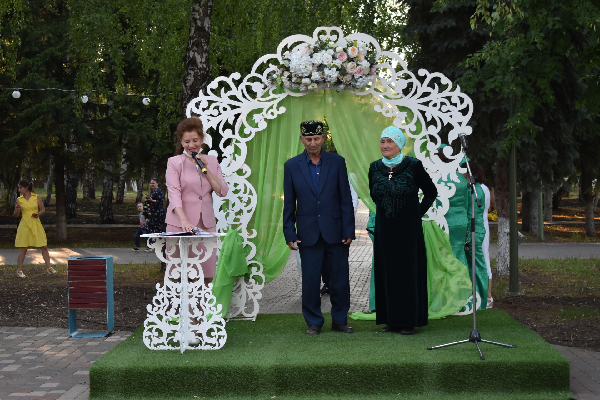 ПАР БАЛДАКЛАР АЛАР- ВӘГЪДӘЛӘШКӘН ПАРЛАР: Бүген Актанышта үрнәк парларны хөрмәтләделәр (фотолар)