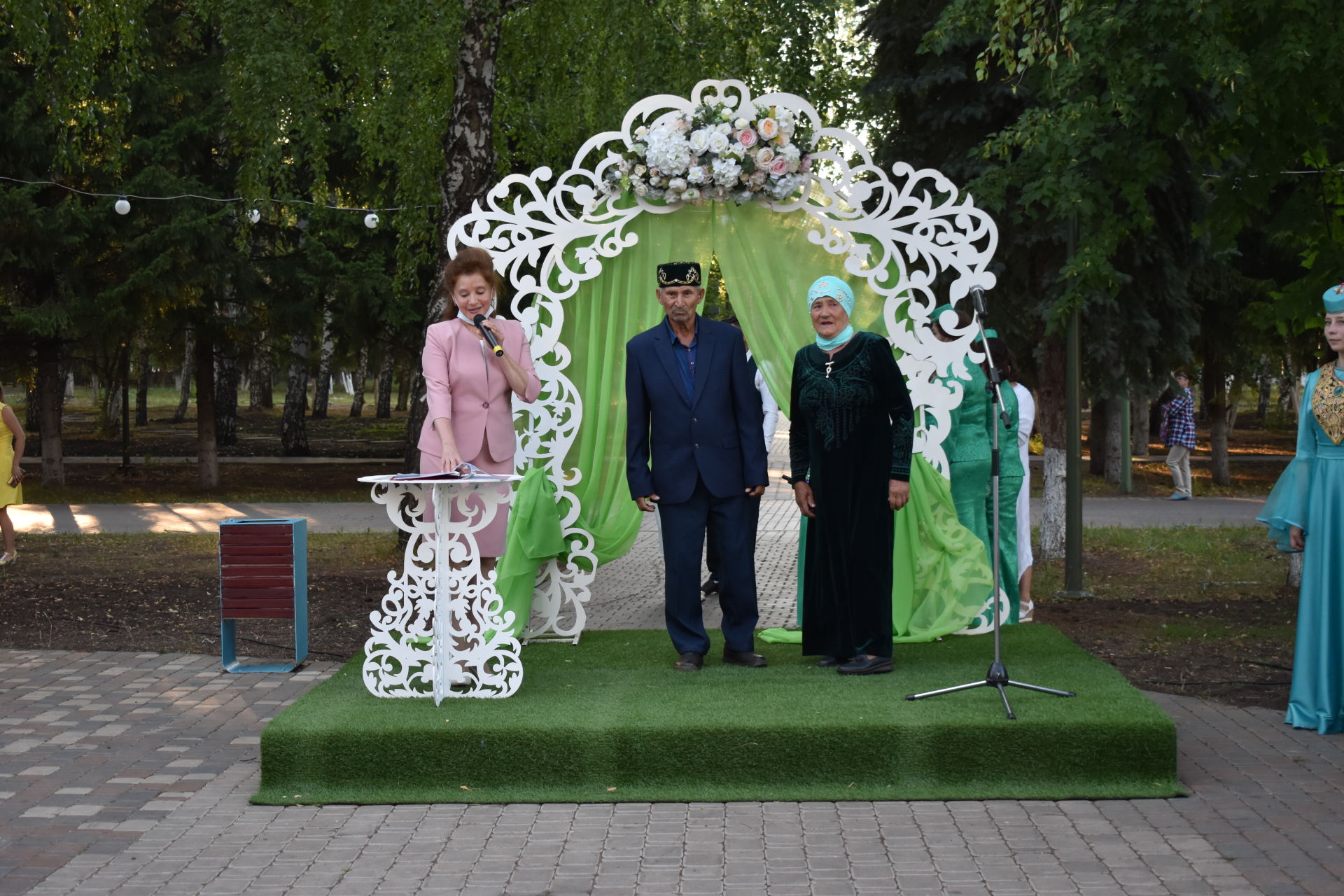 ПАР БАЛДАКЛАР АЛАР- ВӘГЪДӘЛӘШКӘН ПАРЛАР: Бүген Актанышта үрнәк парларны хөрмәтләделәр (фотолар)