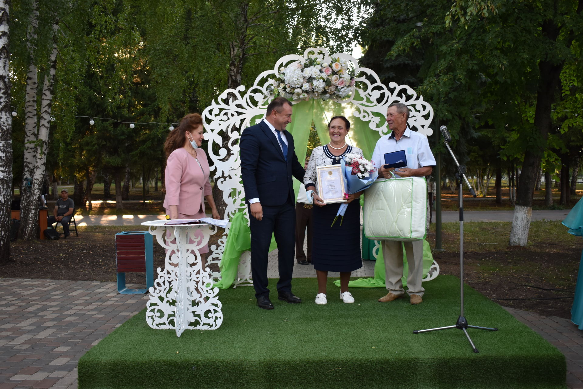 ПАР БАЛДАКЛАР АЛАР- ВӘГЪДӘЛӘШКӘН ПАРЛАР: Бүген Актанышта үрнәк парларны хөрмәтләделәр (фотолар)