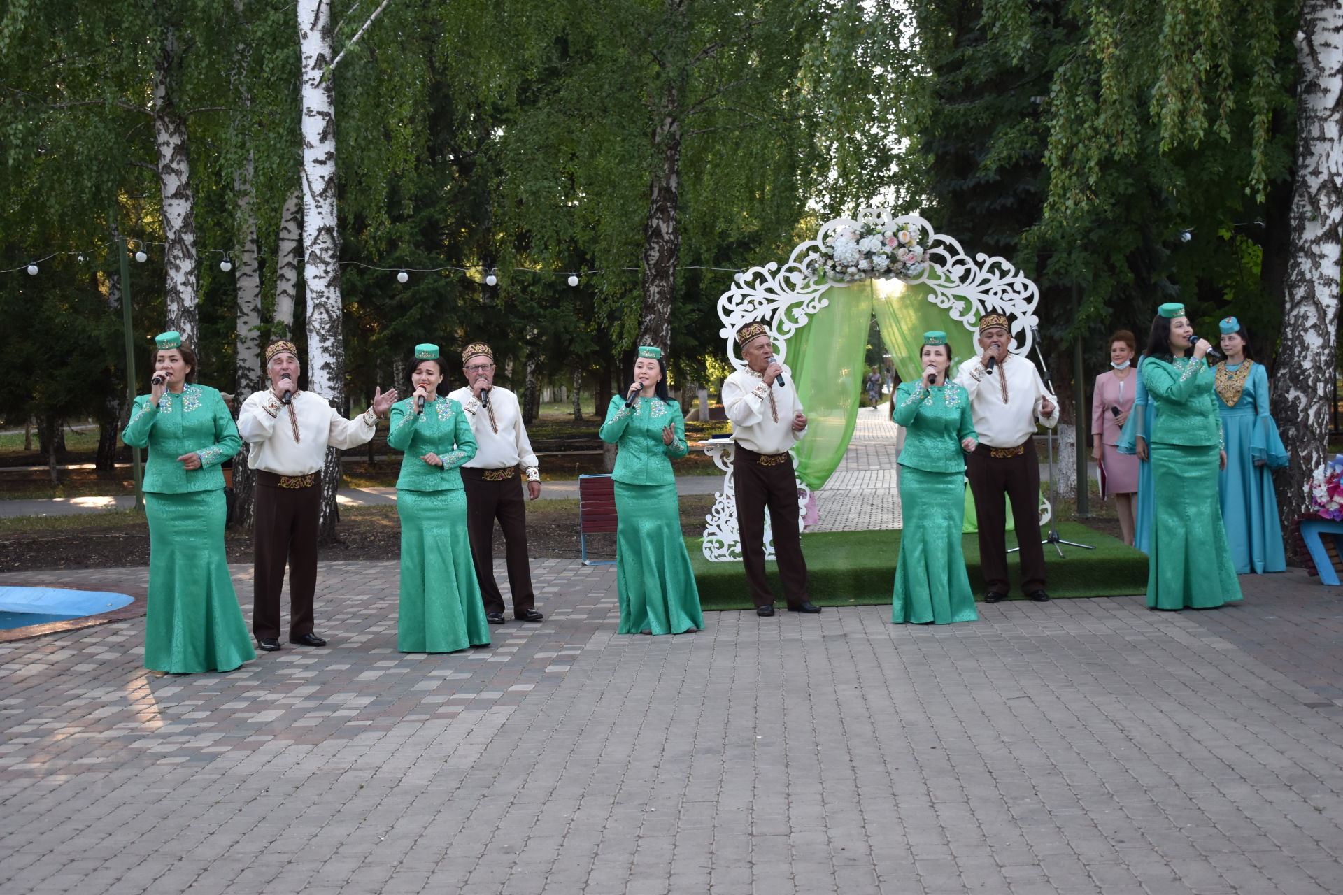 ПАР БАЛДАКЛАР АЛАР- ВӘГЪДӘЛӘШКӘН ПАРЛАР: Бүген Актанышта үрнәк парларны хөрмәтләделәр (фотолар)