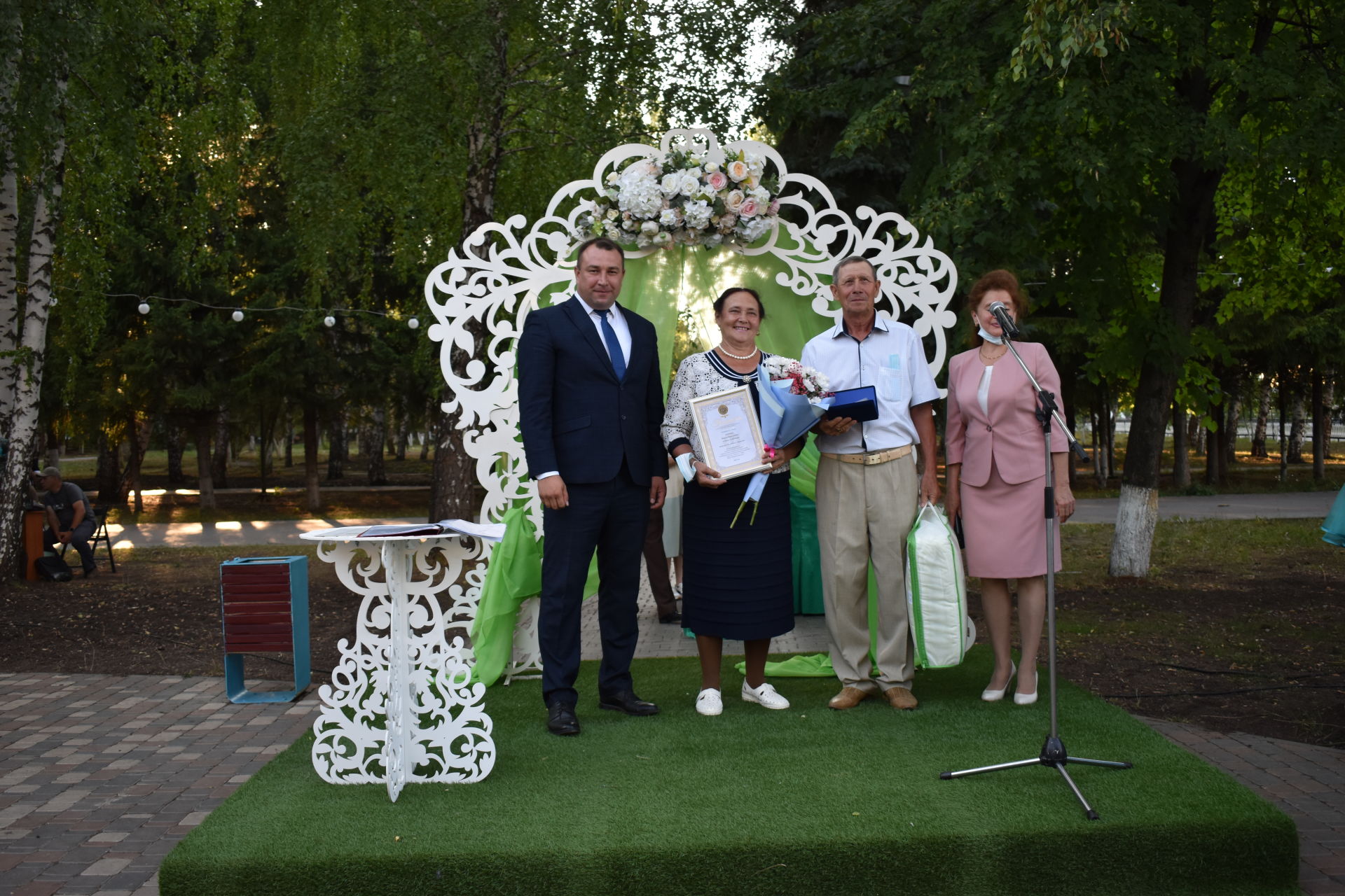 ПАР БАЛДАКЛАР АЛАР- ВӘГЪДӘЛӘШКӘН ПАРЛАР: Бүген Актанышта үрнәк парларны хөрмәтләделәр (фотолар)