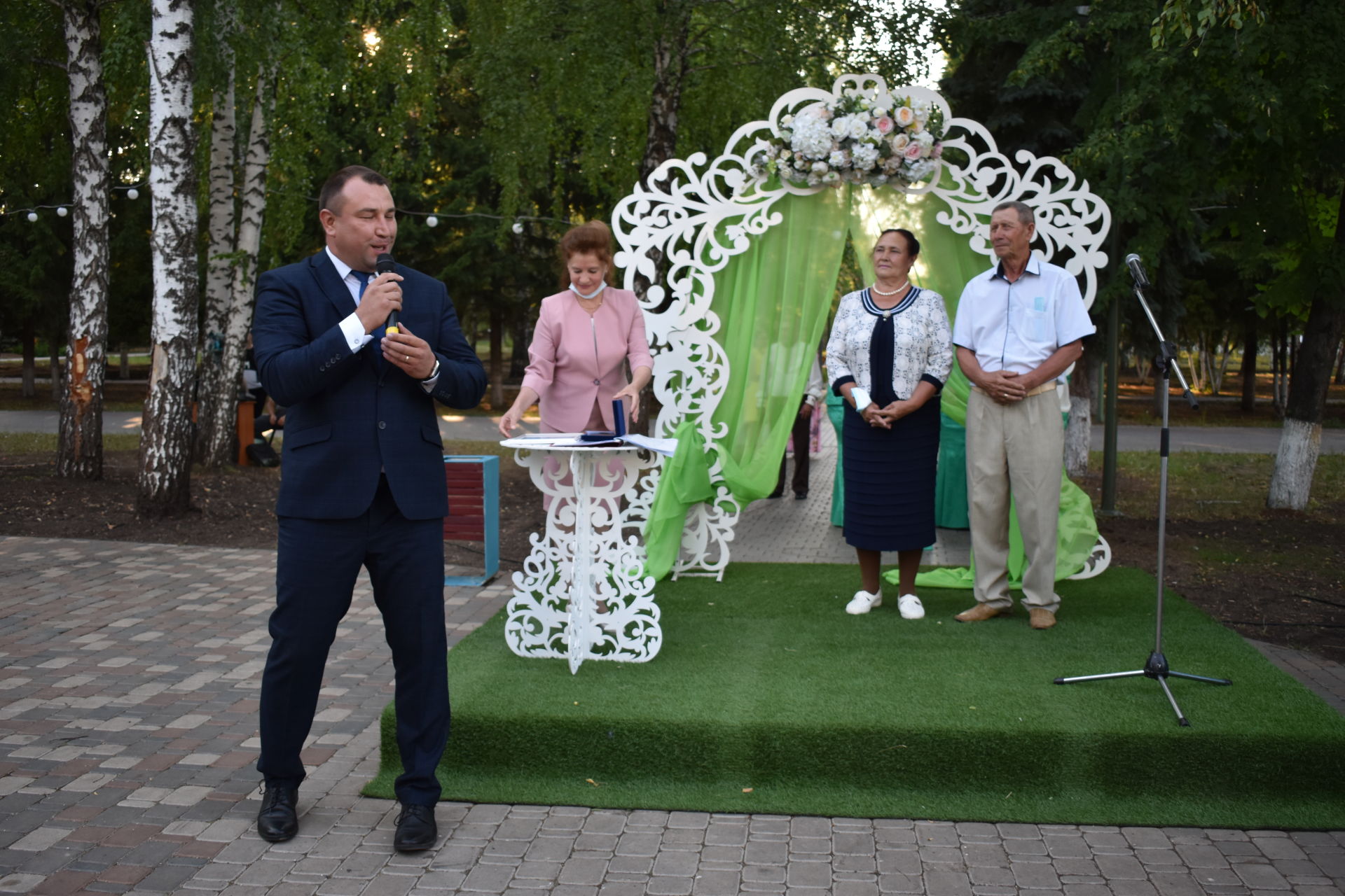 ПАР БАЛДАКЛАР АЛАР- ВӘГЪДӘЛӘШКӘН ПАРЛАР: Бүген Актанышта үрнәк парларны хөрмәтләделәр (фотолар)