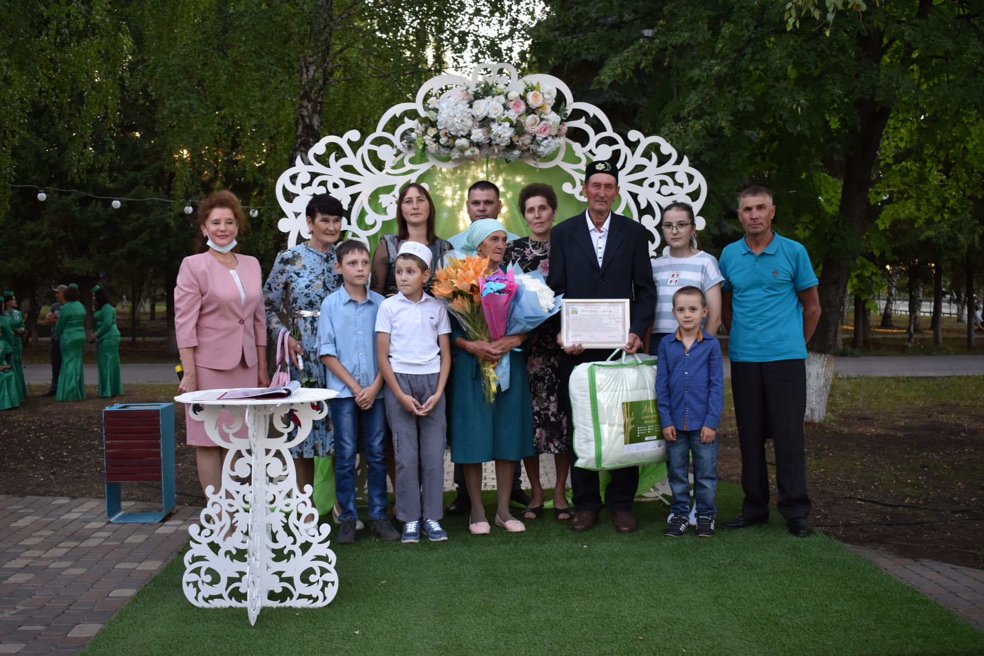 ПАР БАЛДАКЛАР АЛАР- ВӘГЪДӘЛӘШКӘН ПАРЛАР: Бүген Актанышта үрнәк парларны хөрмәтләделәр (фотолар)