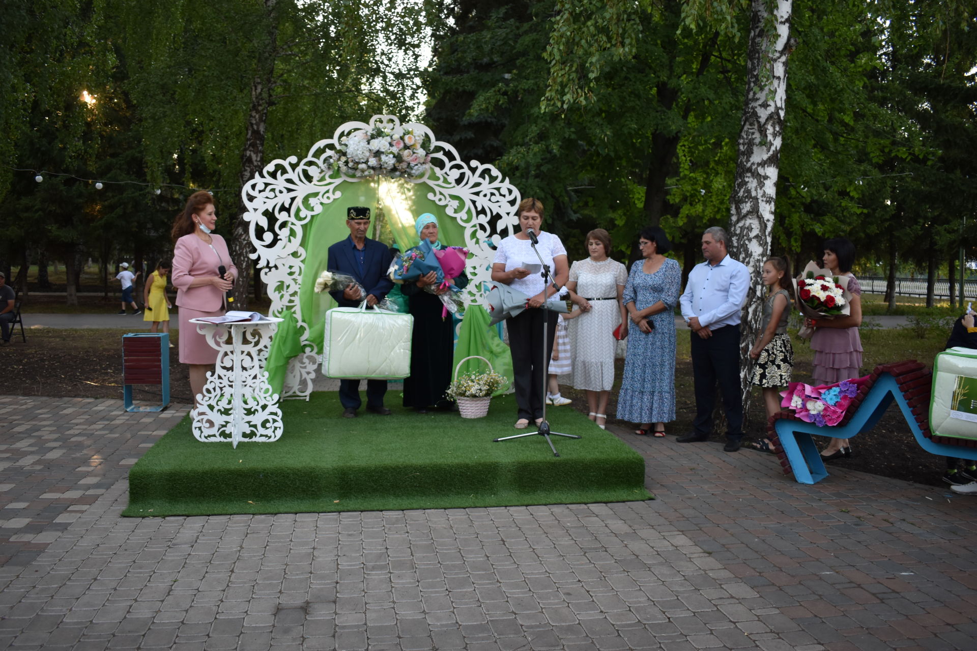 ПАР БАЛДАКЛАР АЛАР- ВӘГЪДӘЛӘШКӘН ПАРЛАР: Бүген Актанышта үрнәк парларны хөрмәтләделәр (фотолар)