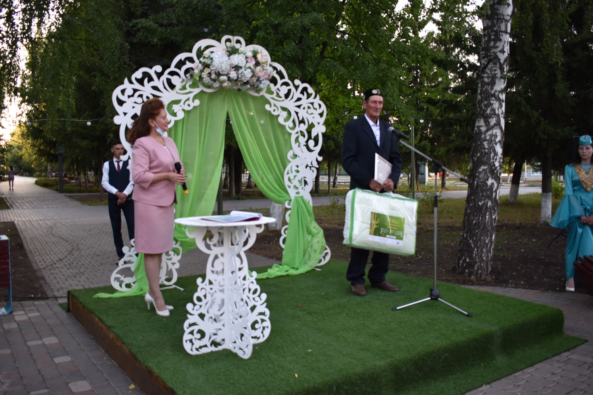 ПАР БАЛДАКЛАР АЛАР- ВӘГЪДӘЛӘШКӘН ПАРЛАР: Бүген Актанышта үрнәк парларны хөрмәтләделәр (фотолар)