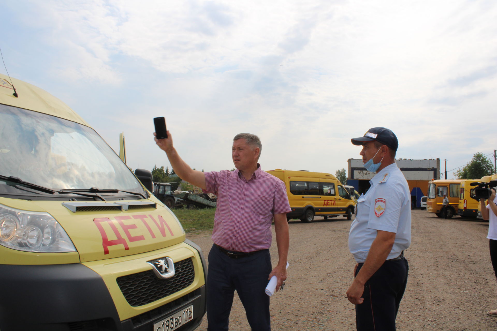 Бүген районның автотранспорт предприятиесендә мәктәп автобусларының яңа уку елына әзерлеге тикшерелде(фотолар)