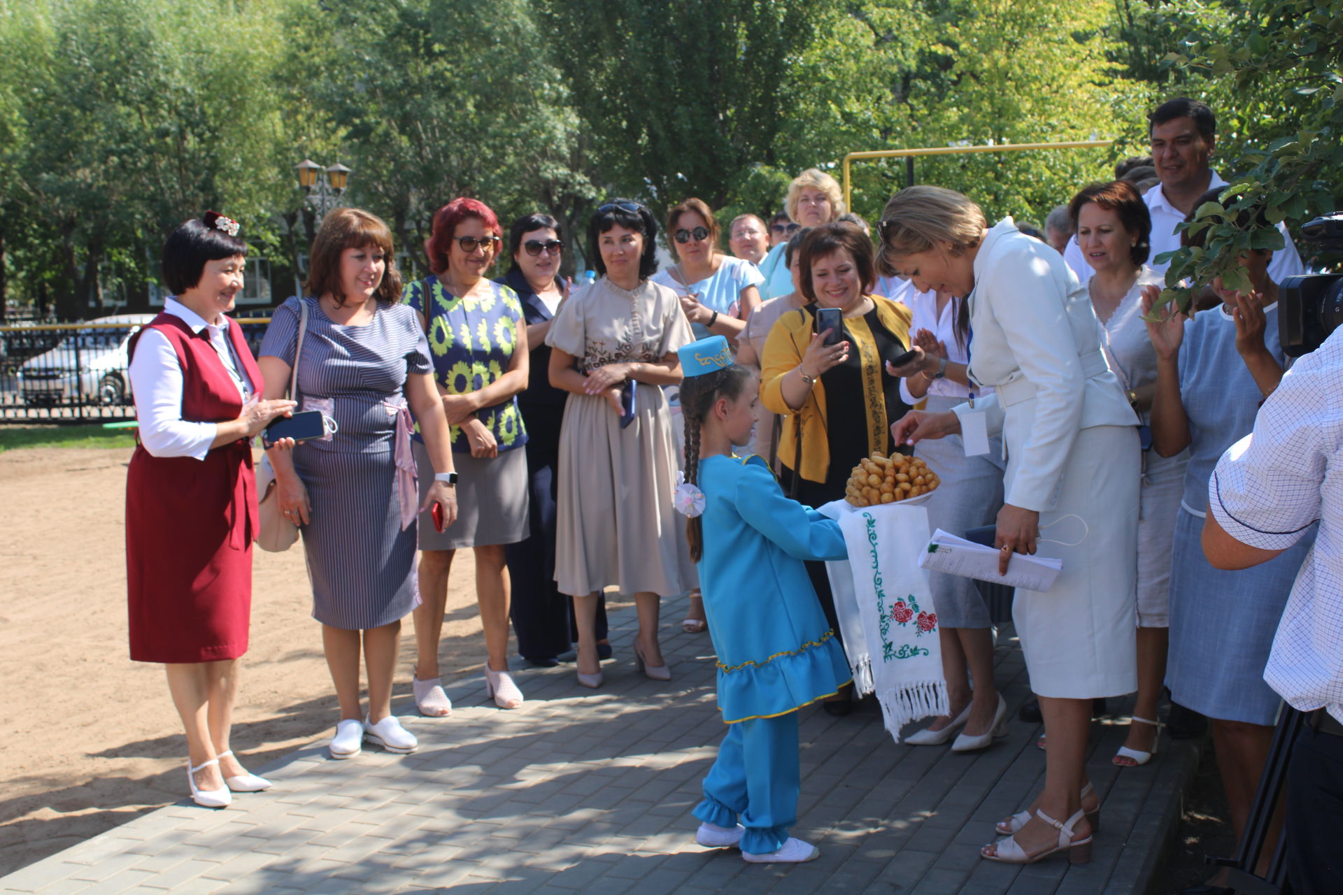 "Алтынчәч" балалар бакчасы коллективы мәгариф хезмәткәрләренең август киңәшмәсендә катнашучыларны сәламли(фоторепортаж)