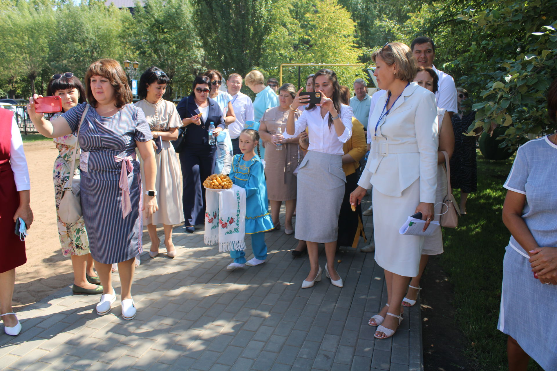 "Алтынчәч" балалар бакчасы коллективы мәгариф хезмәткәрләренең август киңәшмәсендә катнашучыларны сәламли(фоторепортаж)