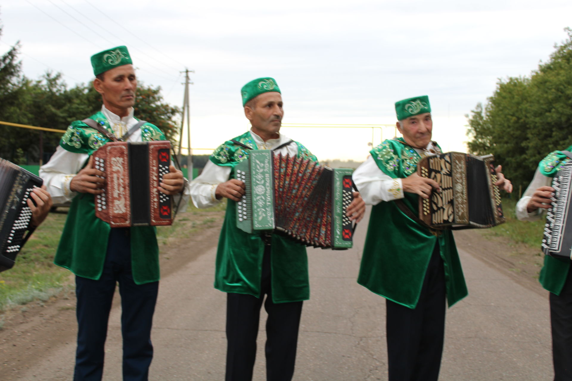 ГАРМУНГА БИЕГӘН КЫЗЛАР БЕЗ: Бүген район гармунчылары Чишмә авылында кунакта (фотолар)