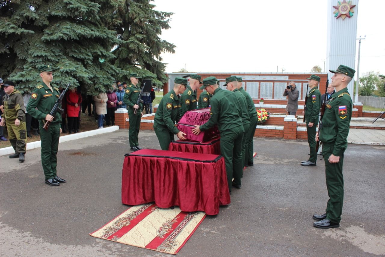 СТАРШИНА РУСЛАН КОРНИЧУК: Раил яшь гомере белән түләде, хәрби дусларын саклап  һәлак булды (фото һәм видео)