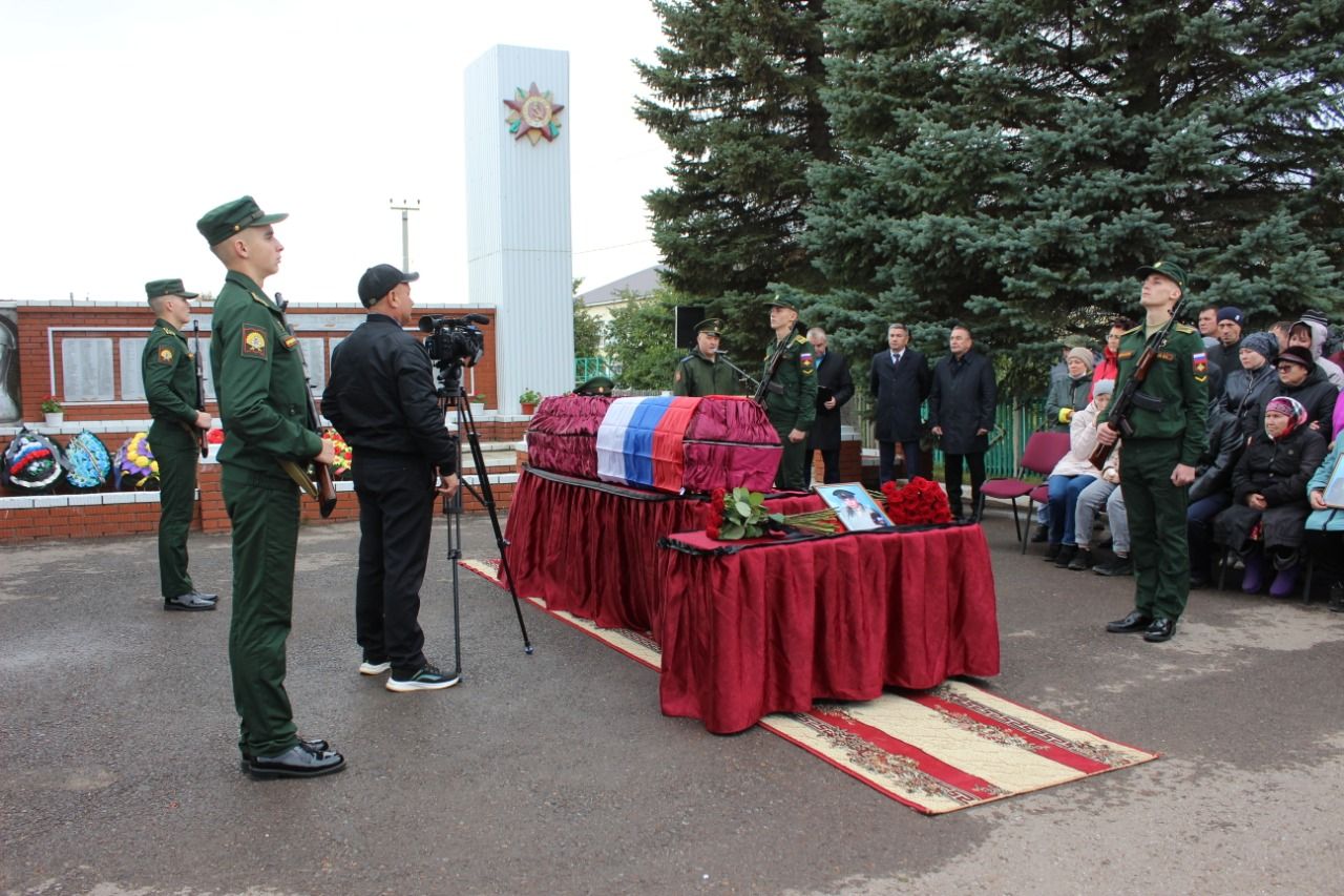 СТАРШИНА РУСЛАН КОРНИЧУК: Раил яшь гомере белән түләде, хәрби дусларын саклап  һәлак булды (фото һәм видео)