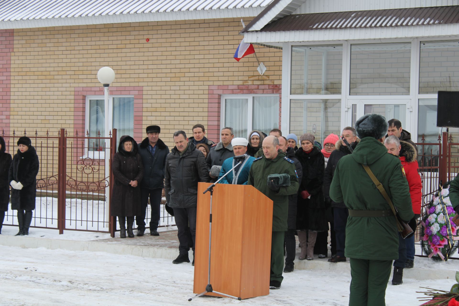 Әтәс җирлегендә хәрби операциядә һәлак булган Әфган сугышы ветераны Илсур Хәкимовны соңгы юлга озаттылар (фоторепортаж)