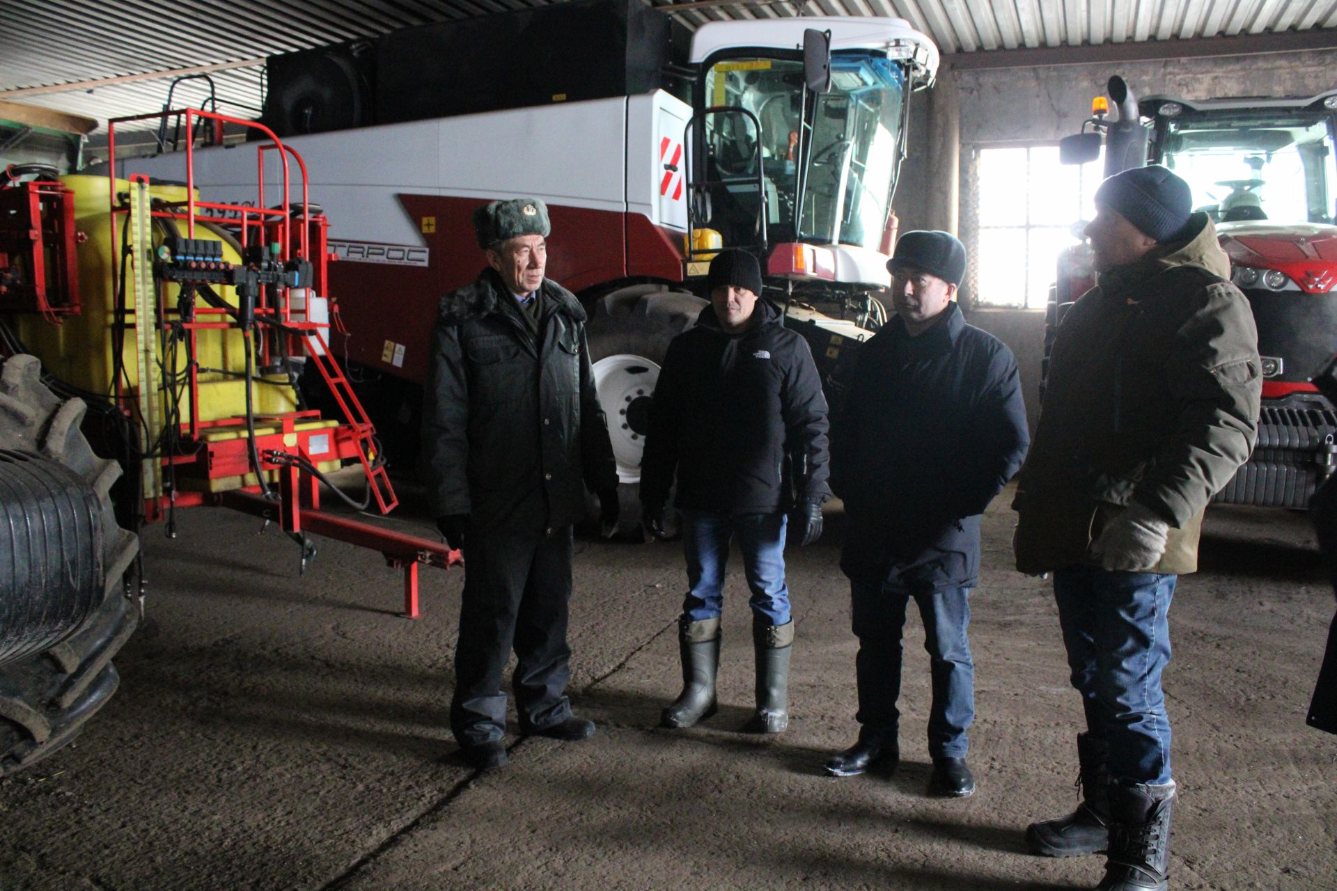 Татарстан Республикасы Авыл хуҗалыгы һәм азык-төлек министрлыгы комиссиясе хуҗалык техникаларының саклауга куелуын югары бәяләде