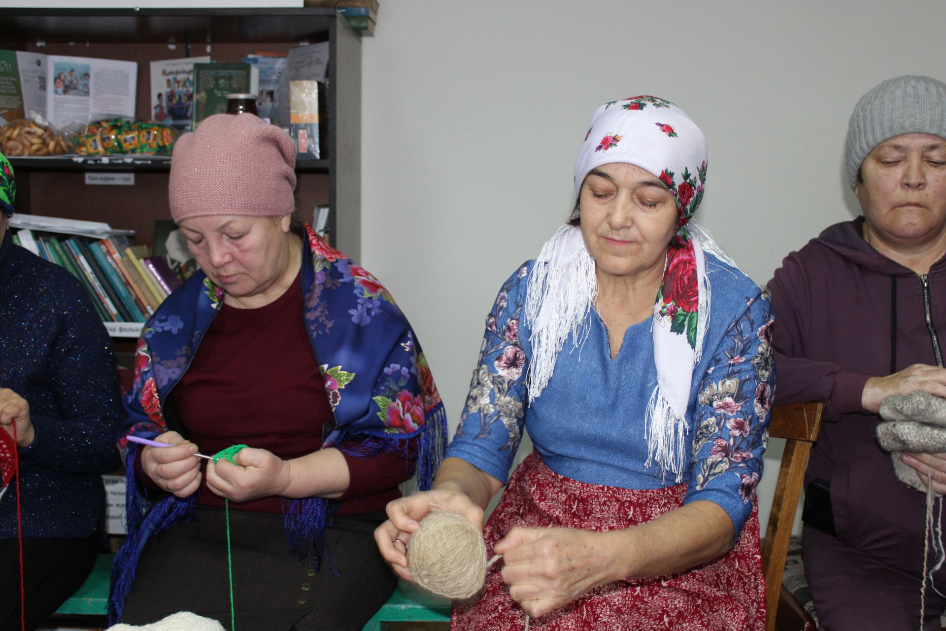 Сәламәтлекләре чикле булса да башкаларны кайгырталар: Иске Сәфәрдә яшәүчеләр мобилизацияләнгәннәргә ярдәм итә