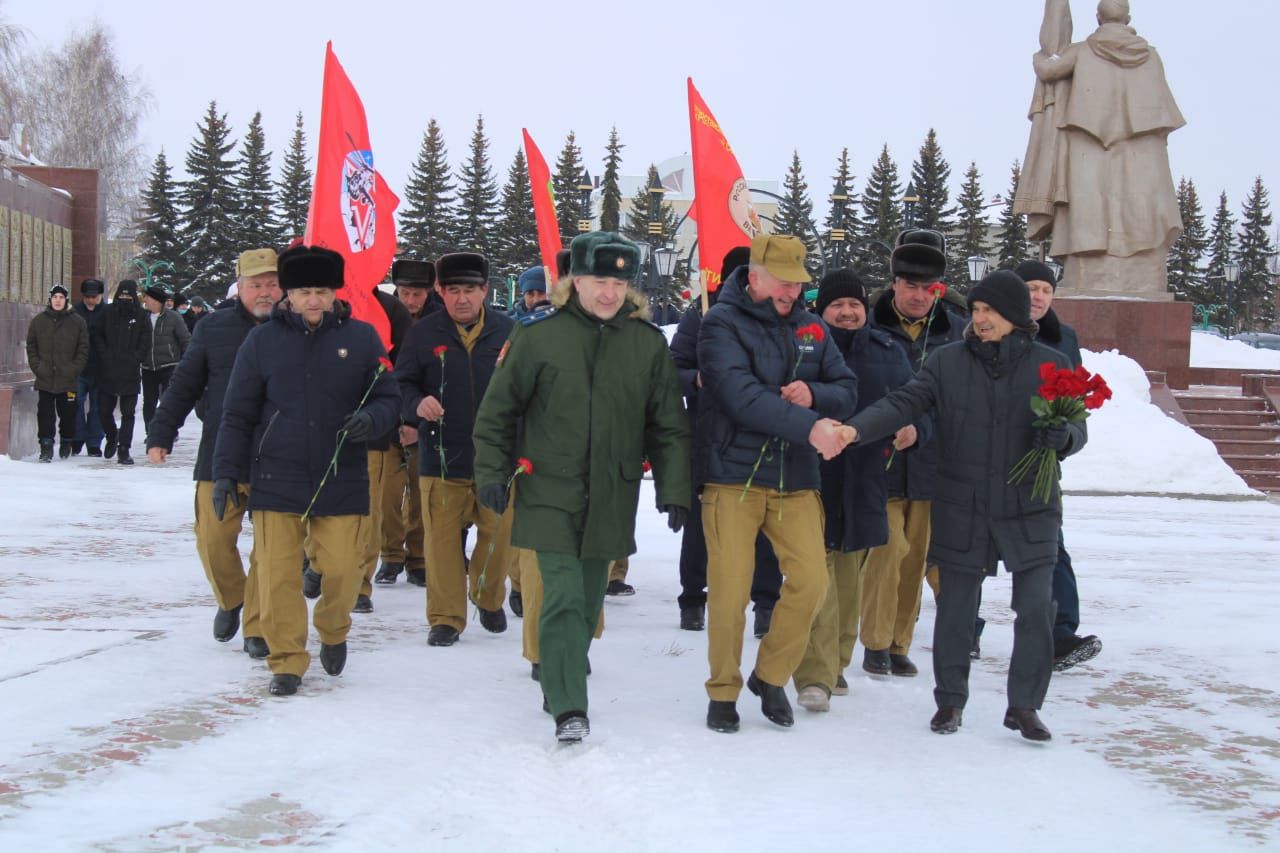 КИРӘКМИ БЕЗГӘ СУГЫШ: Бүген Җиңү паркында яугир-интернационалистларны искә алдылар (фоторепортаж)