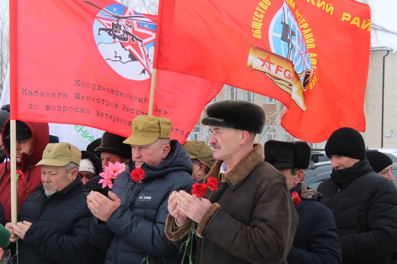 КИРӘКМИ БЕЗГӘ СУГЫШ: Бүген Җиңү паркында яугир-интернационалистларны искә алдылар (фоторепортаж)