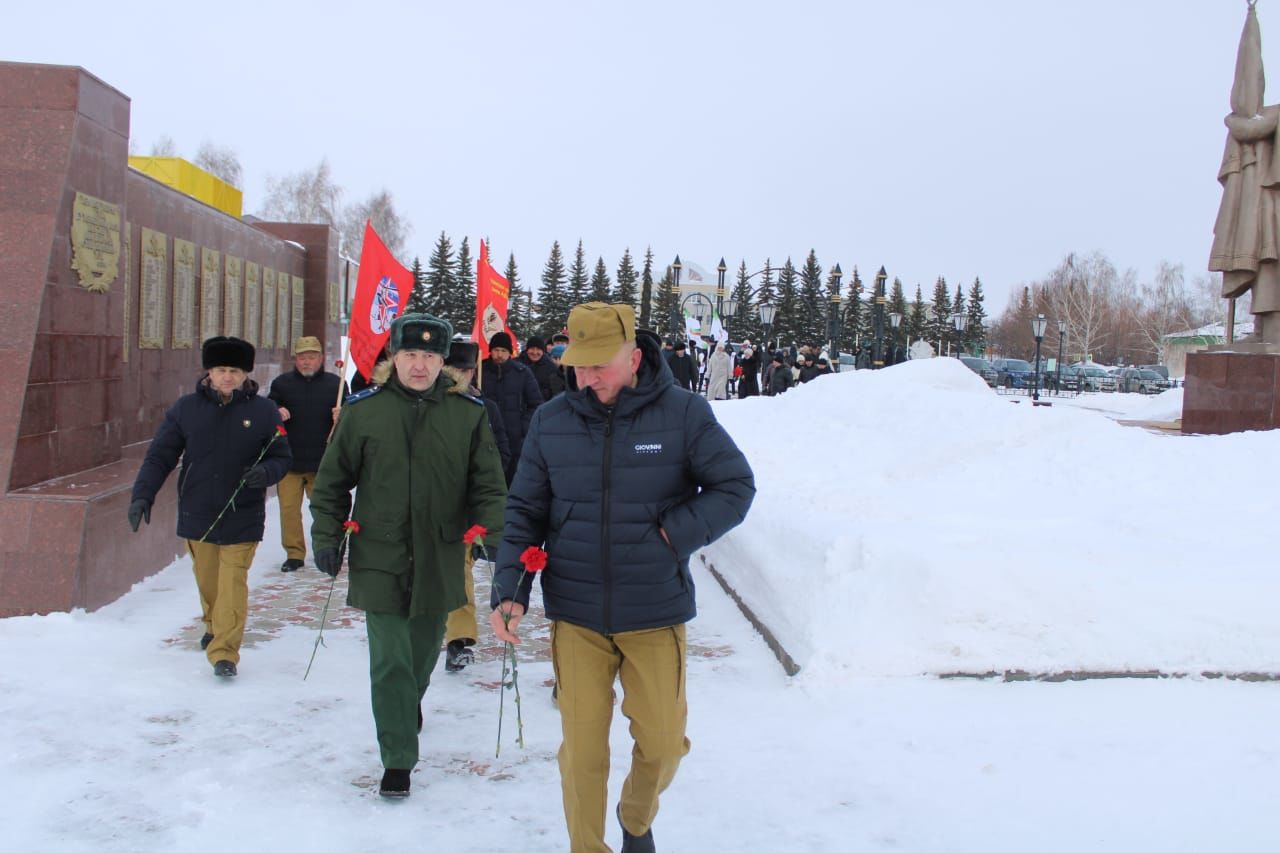 КИРӘКМИ БЕЗГӘ СУГЫШ: Бүген Җиңү паркында яугир-интернационалистларны искә алдылар (фоторепортаж)