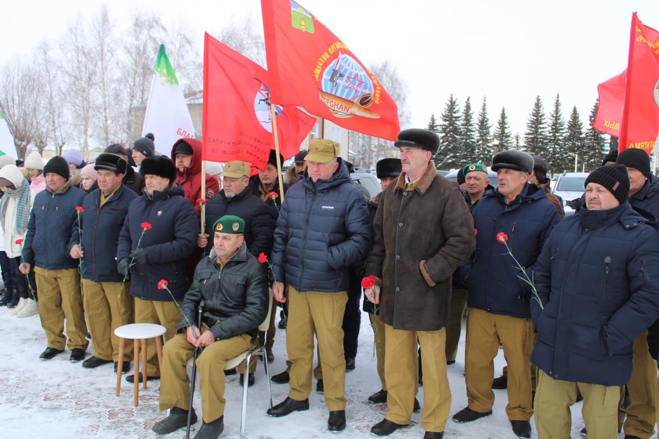 КИРӘКМИ БЕЗГӘ СУГЫШ: Бүген Җиңү паркында яугир-интернационалистларны искә алдылар (фоторепортаж)