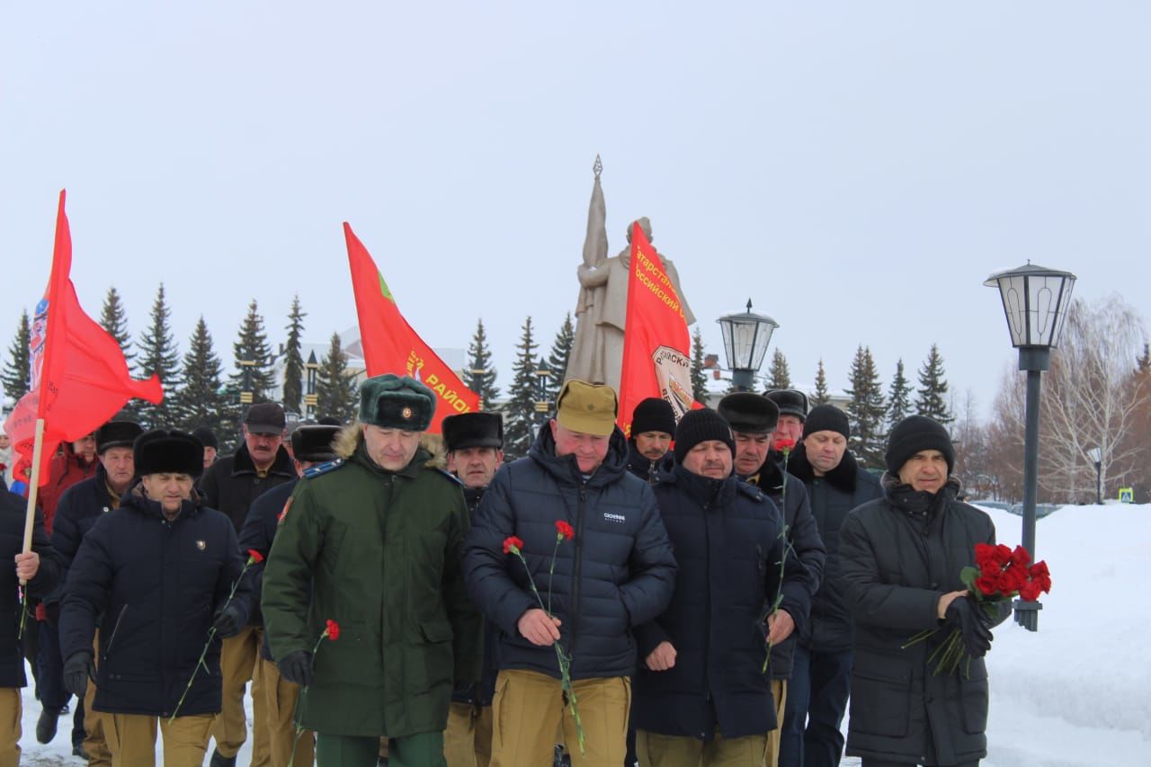 КИРӘКМИ БЕЗГӘ СУГЫШ: Бүген Җиңү паркында яугир-интернационалистларны искә алдылар (фоторепортаж)