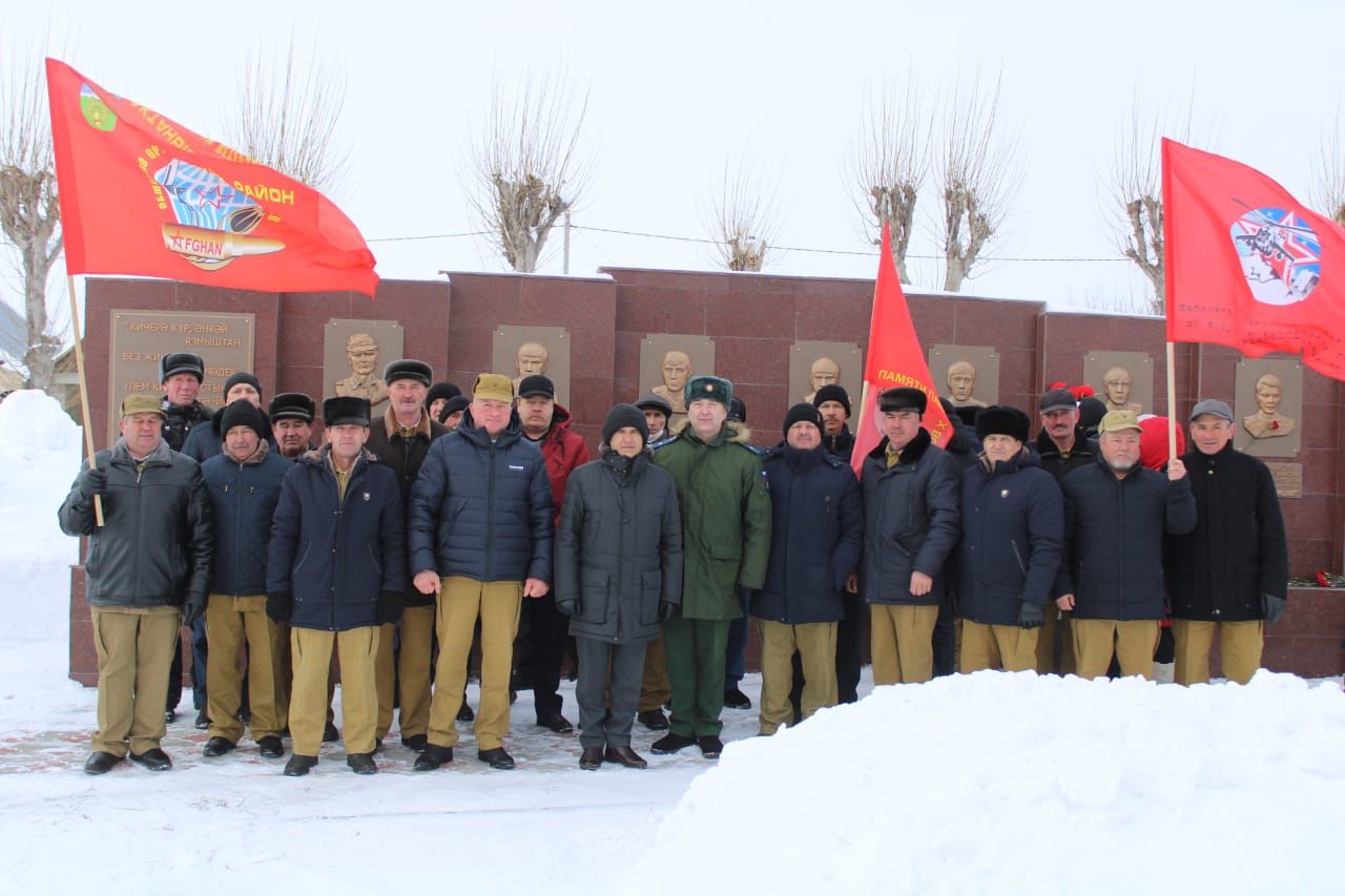 КИРӘКМИ БЕЗГӘ СУГЫШ: Бүген Җиңү паркында яугир-интернационалистларны искә алдылар (фоторепортаж)