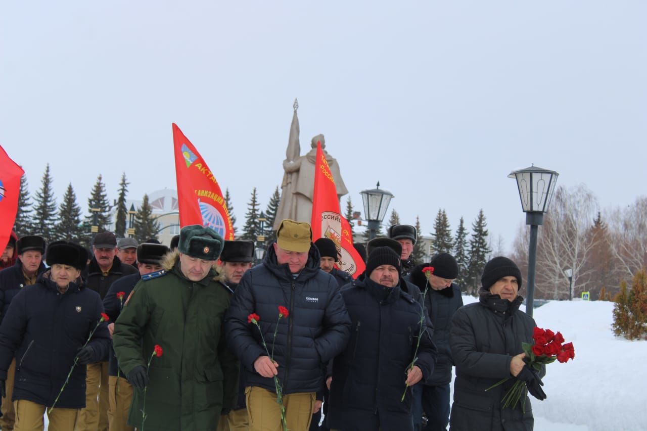 КИРӘКМИ БЕЗГӘ СУГЫШ: Бүген Җиңү паркында яугир-интернационалистларны искә алдылар (фоторепортаж)