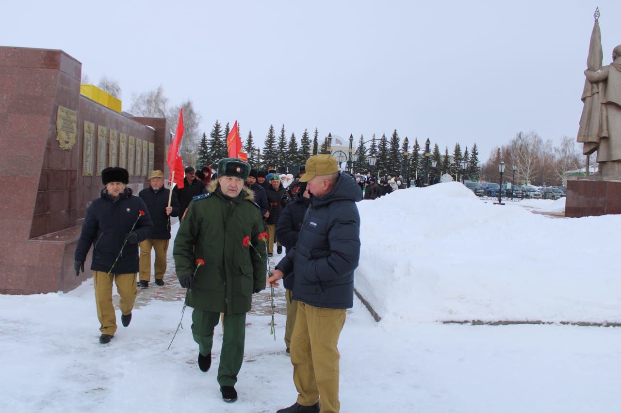 КИРӘКМИ БЕЗГӘ СУГЫШ: Бүген Җиңү паркында яугир-интернационалистларны искә алдылар (фоторепортаж)