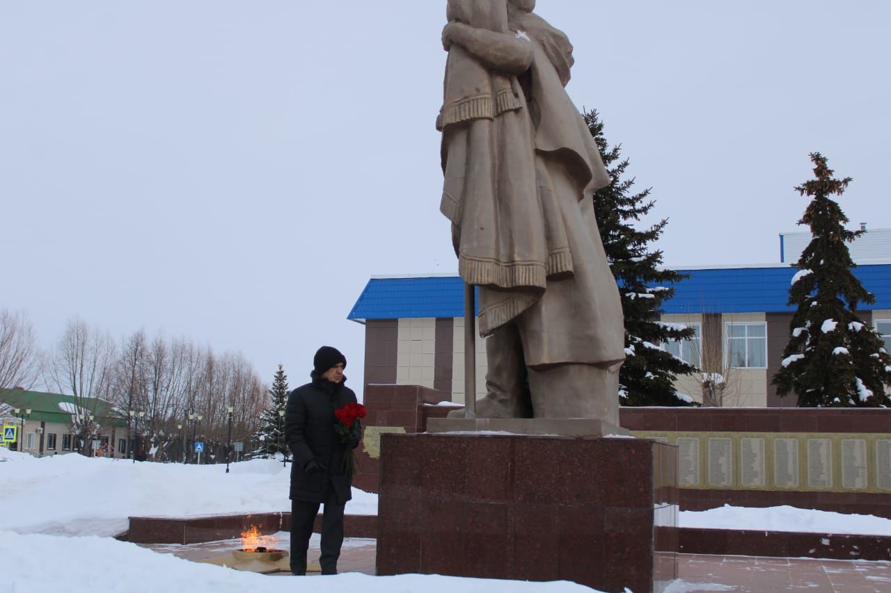 КИРӘКМИ БЕЗГӘ СУГЫШ: Бүген Җиңү паркында яугир-интернационалистларны искә алдылар (фоторепортаж)