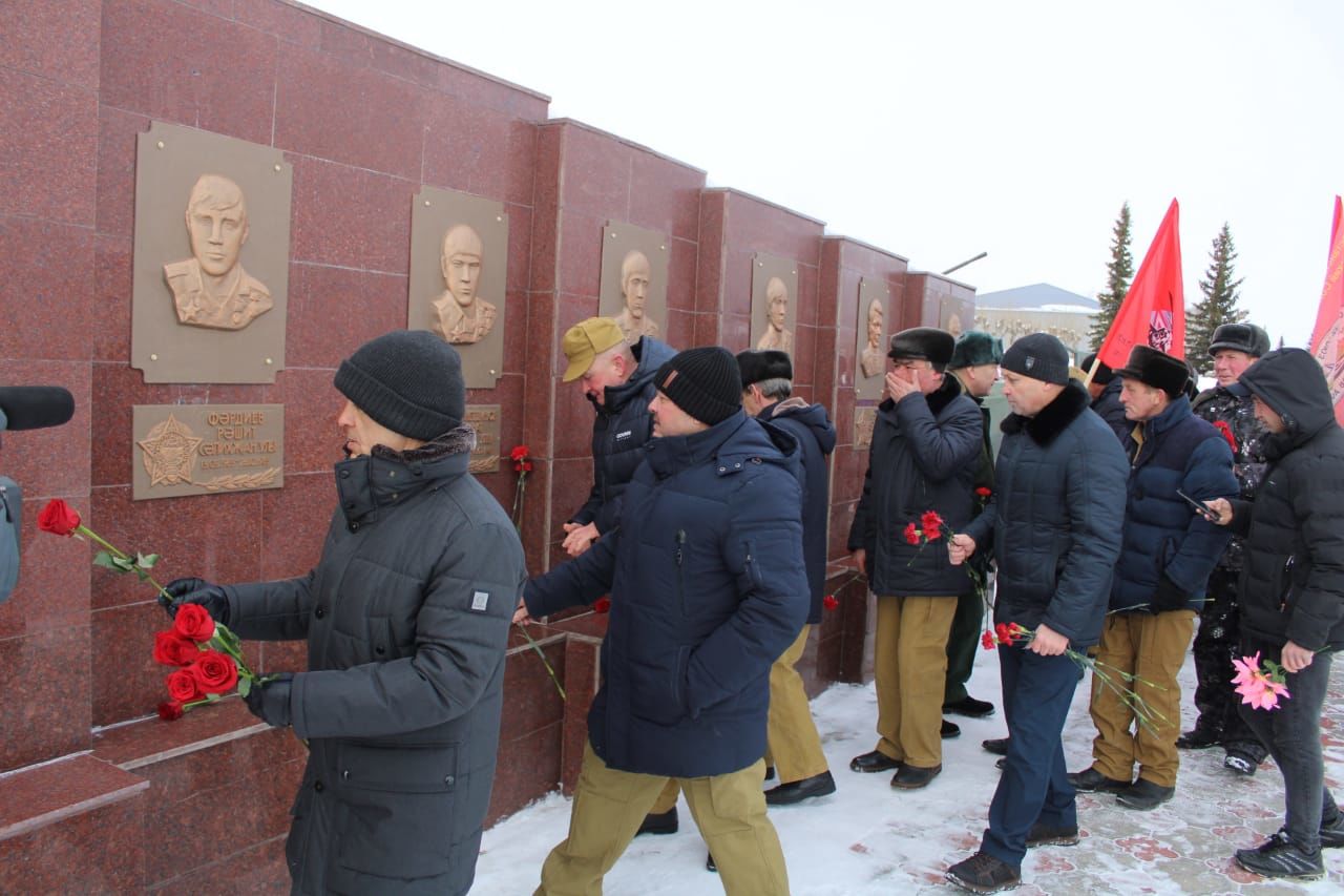 КИРӘКМИ БЕЗГӘ СУГЫШ: Бүген Җиңү паркында яугир-интернационалистларны искә алдылар (фоторепортаж)