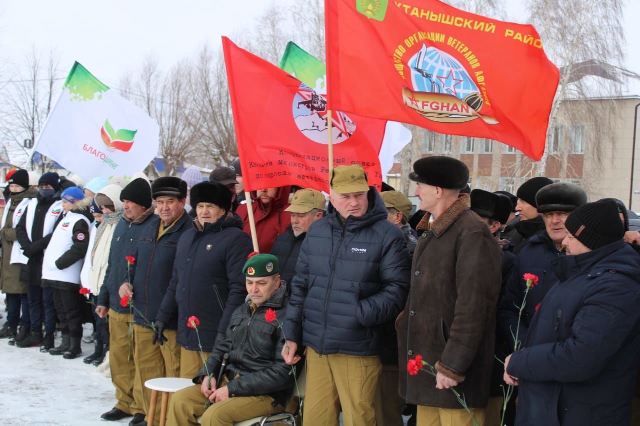 КИРӘКМИ БЕЗГӘ СУГЫШ: Бүген Җиңү паркында яугир-интернационалистларны искә алдылар (фоторепортаж)