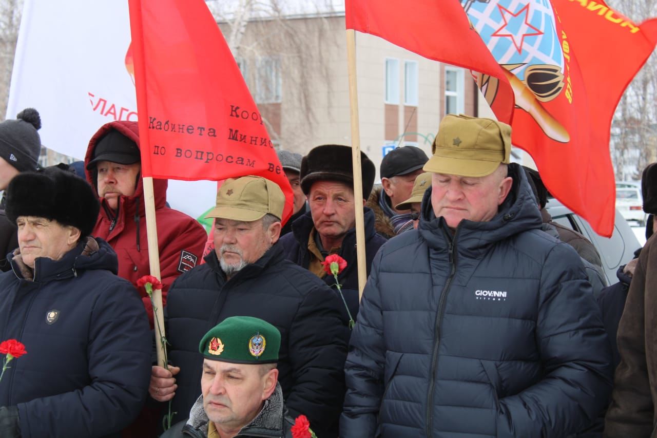 КИРӘКМИ БЕЗГӘ СУГЫШ: Бүген Җиңү паркында яугир-интернационалистларны искә алдылар (фоторепортаж)