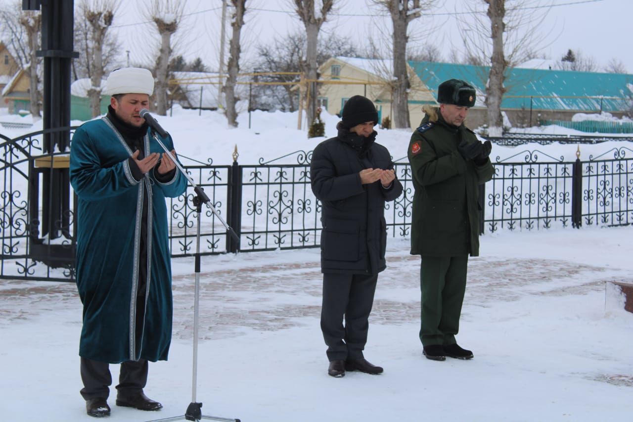 КИРӘКМИ БЕЗГӘ СУГЫШ: Бүген Җиңү паркында яугир-интернационалистларны искә алдылар (фоторепортаж)